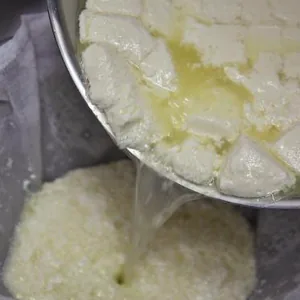 Massa do queijo da Fernanda escorrendo no pano